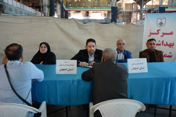 برگزاری میز خدمت دستگاه‌های اجرایی در محل نماز جمعه مصلی اصفهان