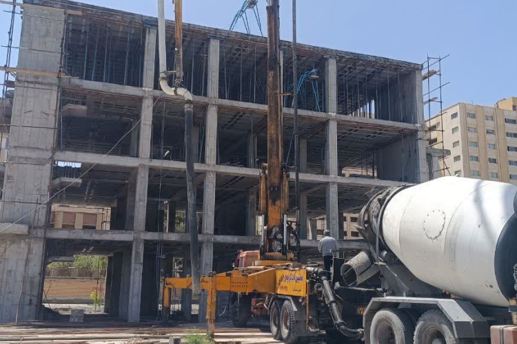 اتمام بتن ریزی آخرین سقف  مرکز در حال احداث، خدمات جامع سلامت زنده یاد دکتر لاجوردی (مطهری)