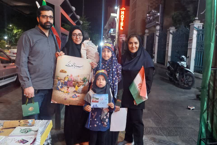 🔰برگزاری میز خدمت و پاسخگویی و اهدای جایزه به خانواده دارای سه فرزند و خانواده دارای دوقلو