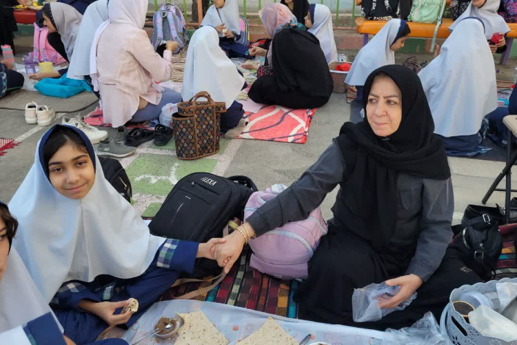 ✅برگزاری برنامه «صبحانه دورهمی با نوه» همزمان با روز جهانی سالمند و قلب در دبستان کوثر ۲